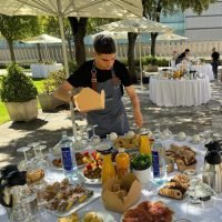 Chico en mesa de evento